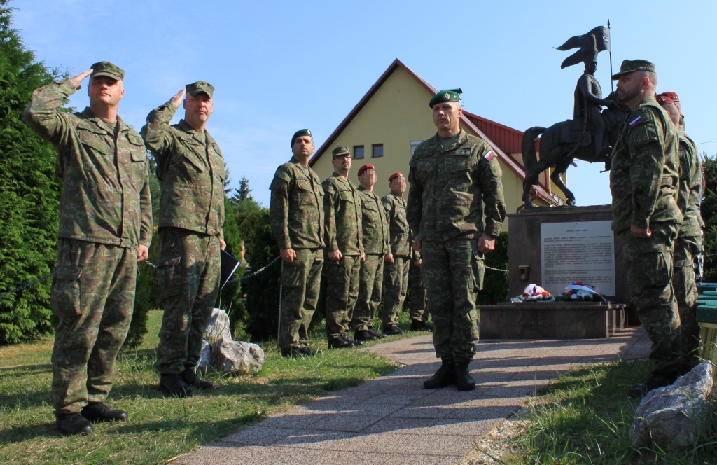 Fotogaléria Slávnostné vyradenie Poddôstojníckeho kurzu OR-09 dňa 19.7.2019 (13) Slávnostné vyradenie Poddôstojníckeho kurzu OR-09 dňa 19.7.2019